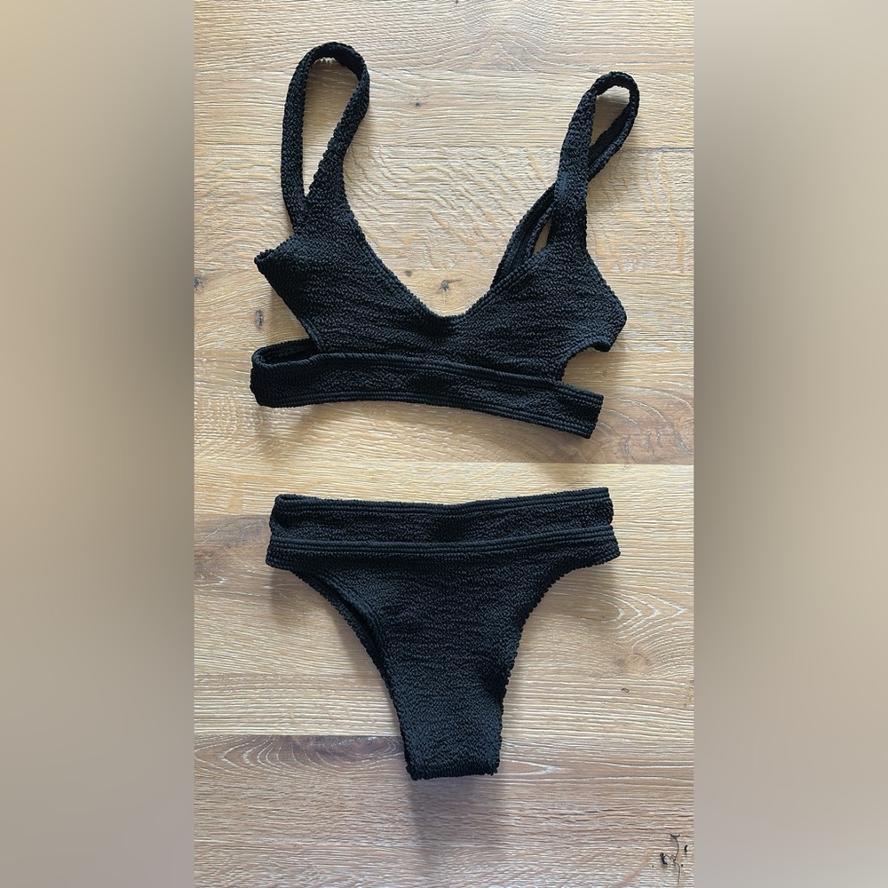 BOND EYE Bikini Black Eco
Nino Crop Top + Savannah Brief Bottom